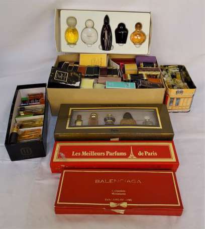 Important lot de diverses miniatures de parfum en 