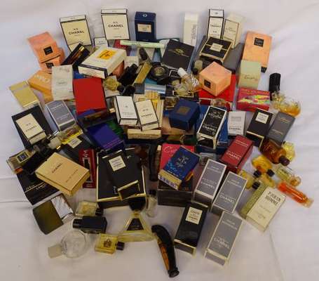 Important lot de miniatures de parfum dont CHANEL,