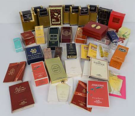 Lot d'une trentaine de miniatures de parfum en 