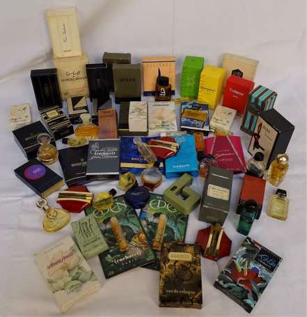 Fort lot de miniatures de parfum, la plupart en 