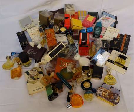 Fort lot de miniatures de parfum, certaines en 