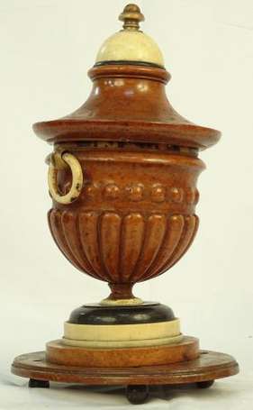 Pot couvert en ronce de thuya, écaille, corne et 