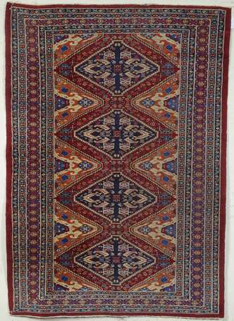 Tapis kilim, le champ meublé de quatre médaillons 