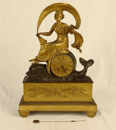 Pendule en bronze doré et patiné à décor d'une 