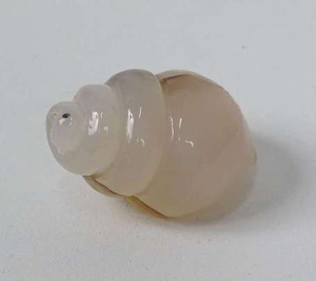 CHINE. Coquillage. Sujet en agate. L. 5,5 cm