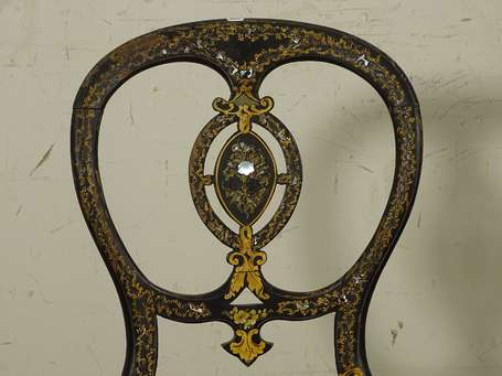 Suite de trois chaises en bois laqué noir et doré,