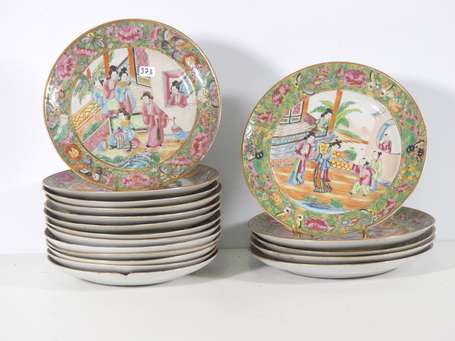 CANTON - Suite de 19 assiettes en porcelaine à 