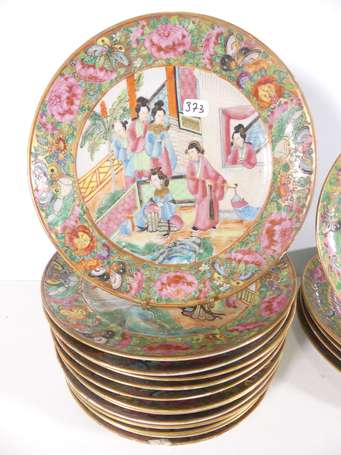 CANTON - Suite de 19 assiettes en porcelaine à 