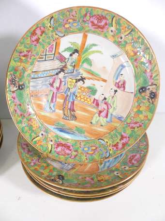 CANTON - Suite de 19 assiettes en porcelaine à 