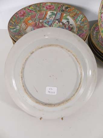 CANTON - Suite de 19 assiettes en porcelaine à 