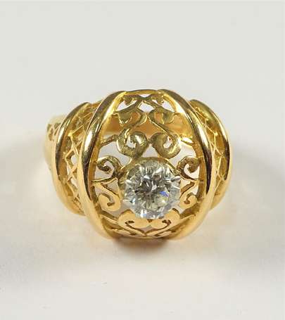 Bague dôme ajourée en or jaune 18K (750°/00) 