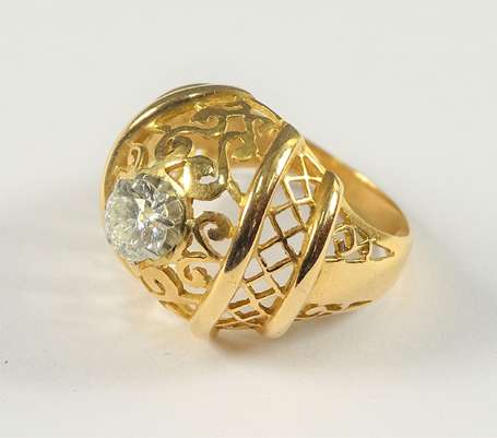 Bague dôme ajourée en or jaune 18K (750°/00) 