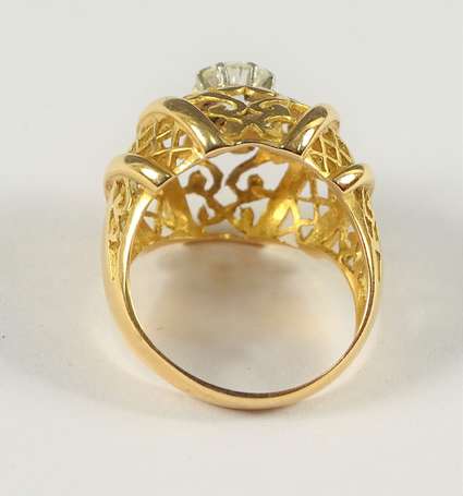 Bague dôme ajourée en or jaune 18K (750°/00) 