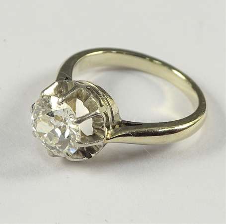 Bague solitaire en or gris 18K (750°/00) sertie 