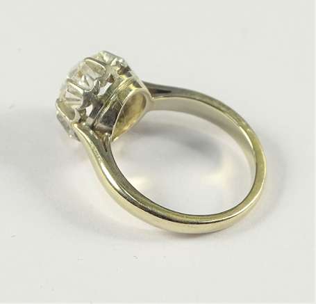 Bague solitaire en or gris 18K (750°/00) sertie 