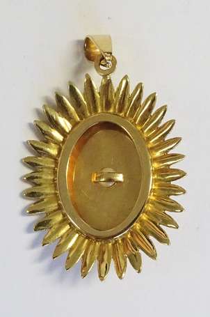 Pendentif oblong en or jaune strié 18K (750°/00) 