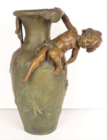 MOREAU Auguste (1834-1917) - Vase balustre en 