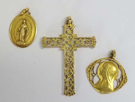 Deux médailles et une croix en or jaune 18K 