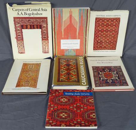 Lot de 7 ouvrages sur les tapis d'Asie Centrale, 