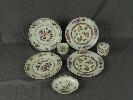 4 assiettes, 1 coupelle et 2 pots en porcelaine 