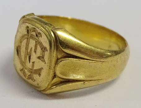 Chevalière en or jaune 18K (750°/00) monogrammée 