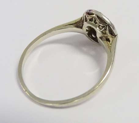 Bague ancienne en or gris 18K (750°/00) sertie de 