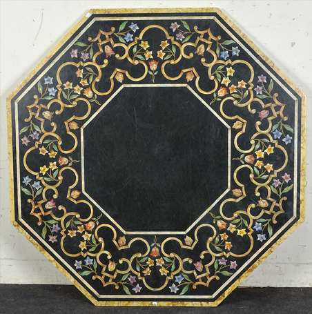 Table octogonale, le plateau en scagliola à décor 