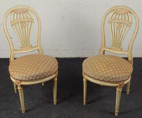 Paire de chaises en bois laqué et polychromé, le 