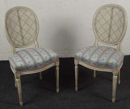 Paire de chaises en bois laqué et rechampi crème, 