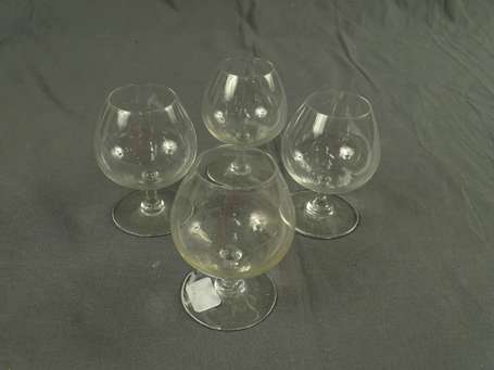 BACCARAT - 4 verres à cognac en cristal uni. 