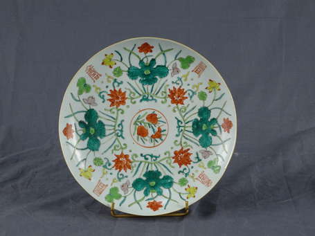 CHINE - Assiette en porcelaine à décor polychrome 