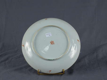 CHINE - Assiette en porcelaine à décor polychrome 