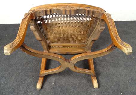 Paire de fauteuils en bois fruitier sculpté et 