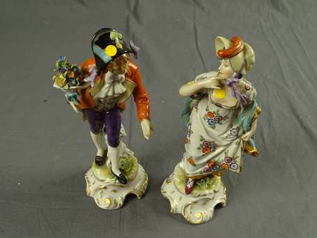 CAPODIMONTE - Elégants. Deux sujets en porcelaine 