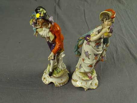 CAPODIMONTE - Elégants. Deux sujets en porcelaine 