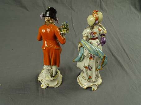 CAPODIMONTE - Elégants. Deux sujets en porcelaine 