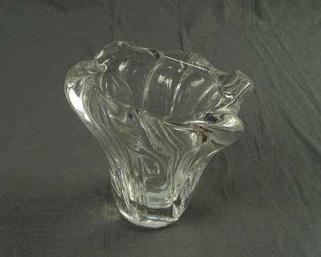 DAUM - Vase en cristal moulé polylobé, signé à la 