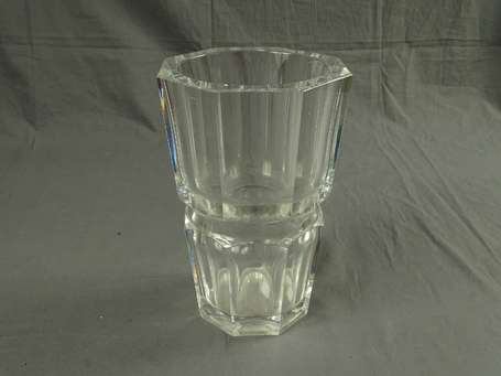 BACCARAT - Vase en cristal à côtes plates modèle 
