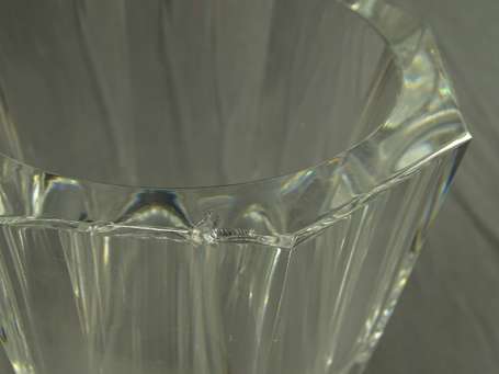 BACCARAT - Vase en cristal à côtes plates modèle 