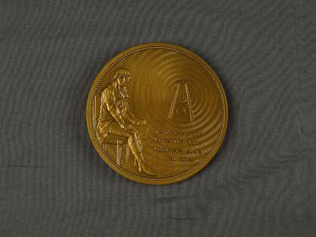 1 médaille en bronze commémorative SAINT JUST. 