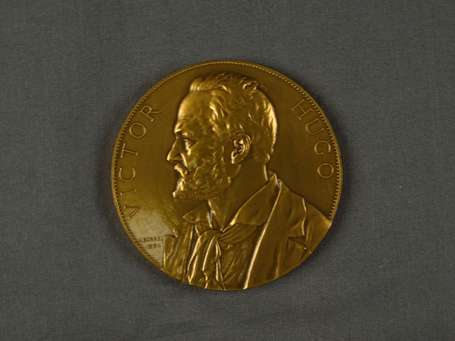 1 médaille en bronze Victor Hugo. Superbe