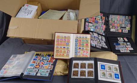 Gros Carton vrac  Classeurs de timbres / vrac / 