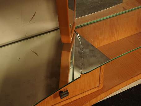 Coiffeuse moderniste en bois de placage, elle est 