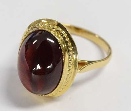 Bague or jaune 18K (750°/00) montée d'un cabochon 