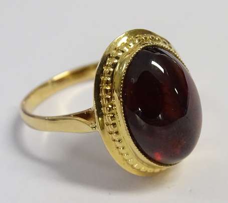 Bague or jaune 18K (750°/00) montée d'un cabochon 