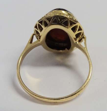 Bague or jaune 18K (750°/00) montée d'un cabochon 