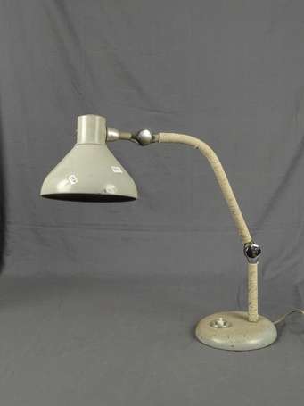 Lampe de bureau en métal laqué gris, le bras 