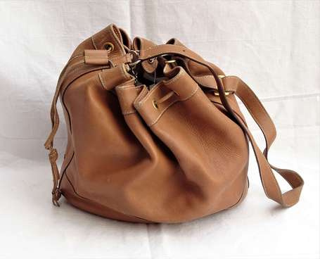 HERMES - Sac seau en cuir naturel, le fond de 