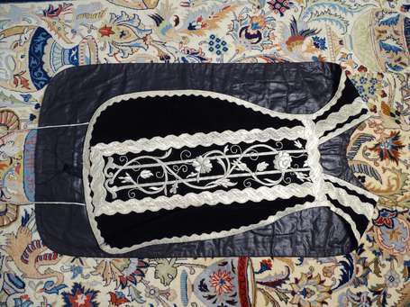 Chasuble de deuil en velours noir, décor brodé de 
