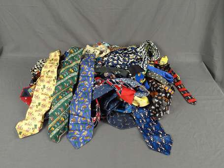Lot de cravates illustrées de personnages de bd 